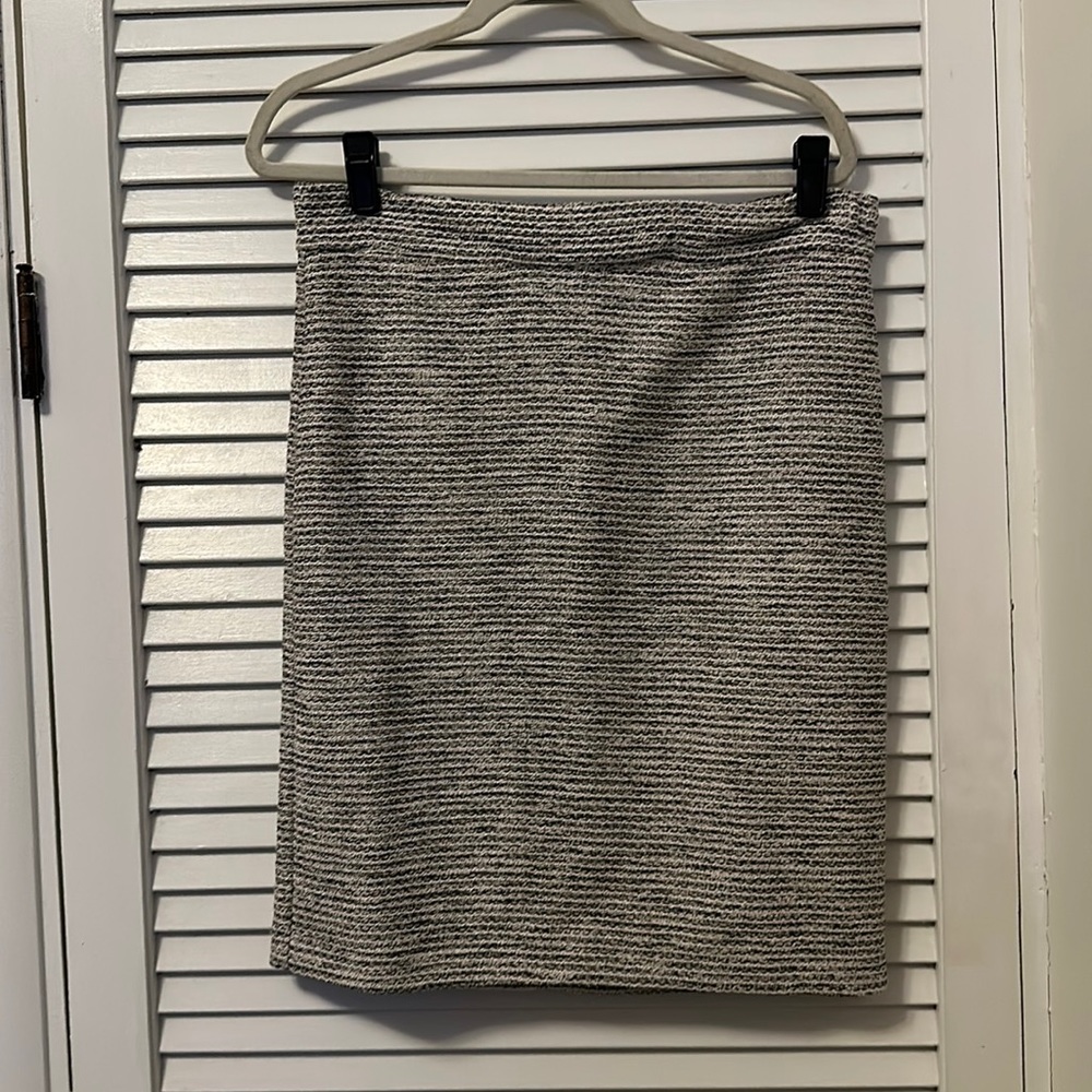 Banana Republic size 10 tweed skirt. Never worn, tags on.
